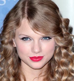Swift Urges Fans to Read