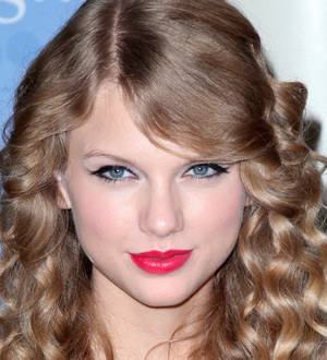 Swift Urges Fans to Read