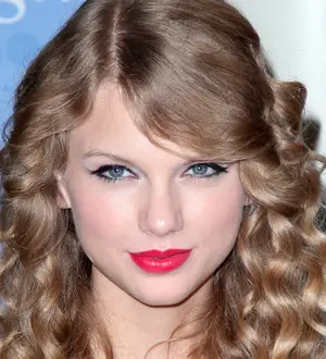 Swift Urges Fans to Read