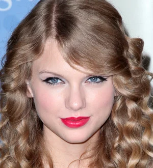 Swift Urges Fans to Read