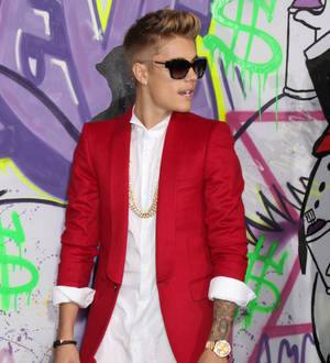 Justin Bieber spray-paints at concert movie premiere
