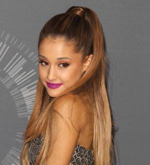 Ariana Grande fuels romance rumors with Big Sean at VMAs
