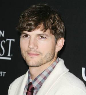 Ashton Kutcher dances at traditional Indian wedding