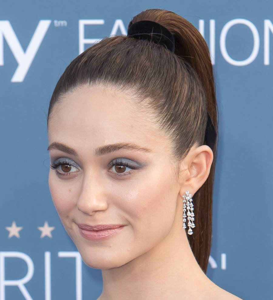 Emmy Rossum treats fans to cookies on Shameless set