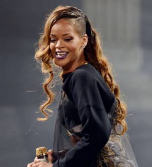 Rihanna three hours late for school visit