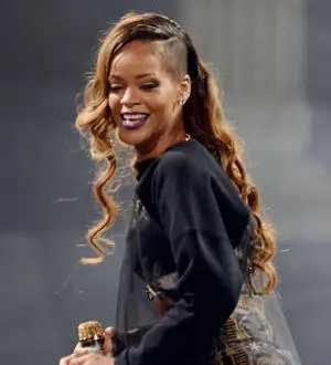Rihanna three hours late for school visit