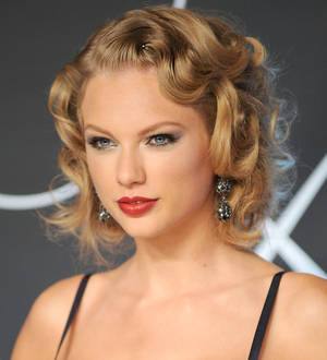 Taylor Swift meets with young girl hit by car outside her concert