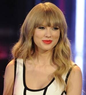 Taylor Swift visits children's hospital in Pennsylvania