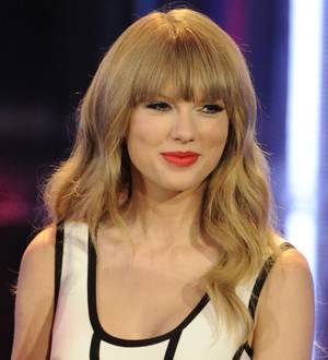 Taylor Swift visits children's hospital in Pennsylvania