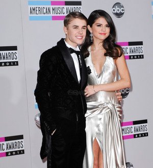 Gomez flies to L.A. to join Bieber's surprise birthday party