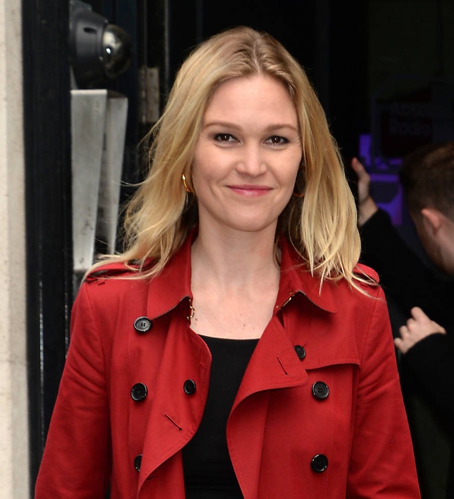 Julia Stiles pregnant