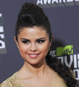 Selena Gomez praised for dropping bindi in new promo