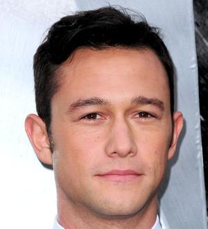 Joseph Gordon-Levitt strips in SNL's Magic Mike sketch
