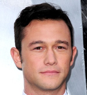 Joseph Gordon-Levitt strips in SNL's Magic Mike sketch