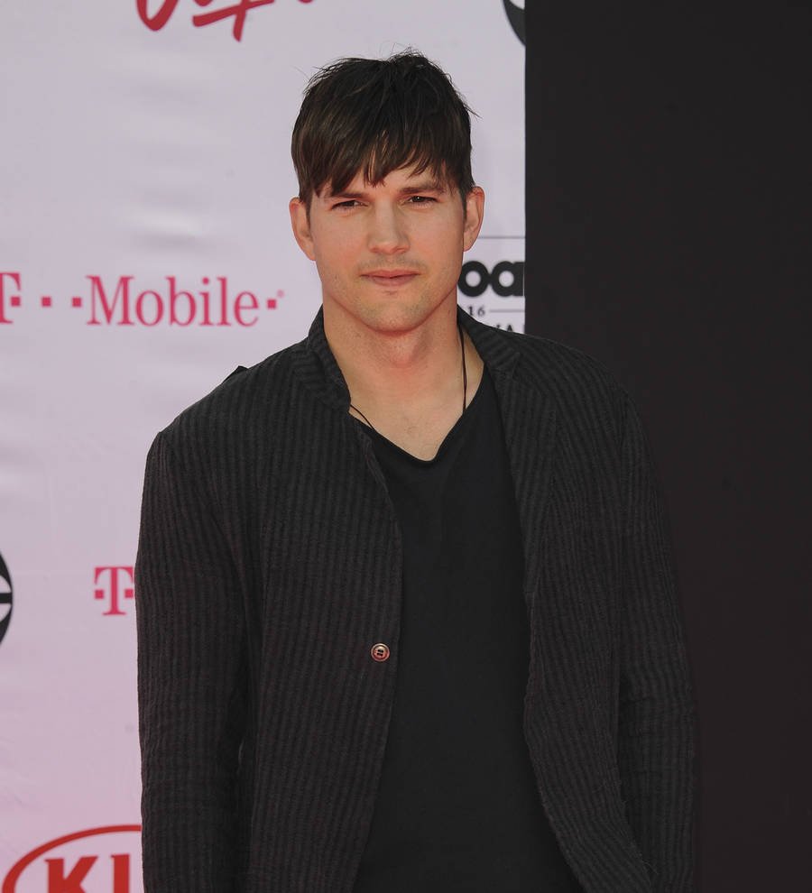 Ashton Kutcher: 'It's nice being rich, famous and good looking!'