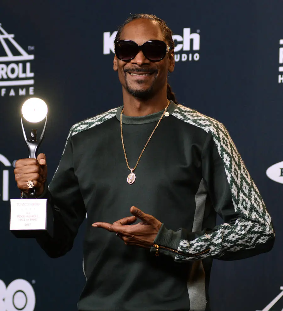 Alicia Keys and Snoop Dogg pay tribute to Tupac at Hall of Fame induction