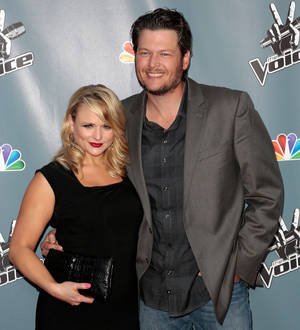 Blake Shelton laughs off divorce reports