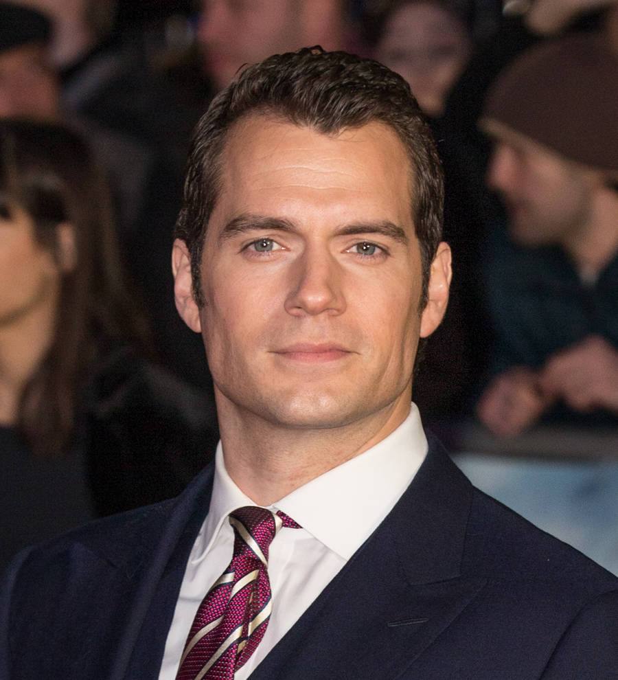 Henry Cavill joined by mom and girlfriend on red carpet