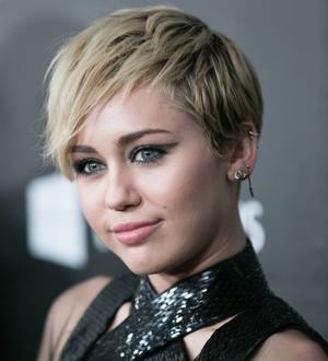 Miley Cyrus' giant dog stage prop to be displayed in U.K.