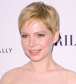 Michelle Williams eats in the shower