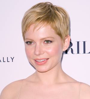 Michelle Williams eats in the shower
