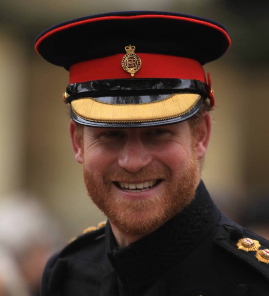Prince Harry honors British war pilot with Christmas cards