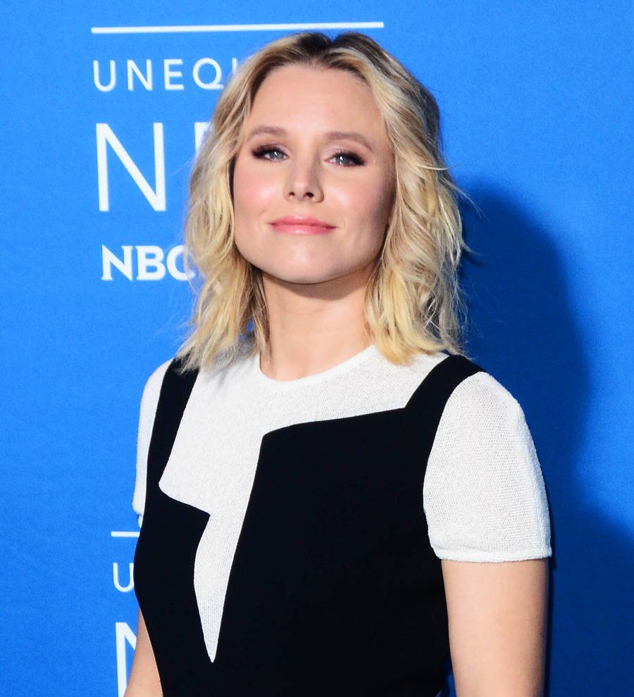 Bad Moms stars get rub downs from Kristen Bell during interviews