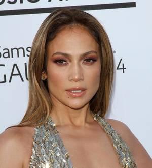 Jennifer Lopez launching cell phone shops for Latinos