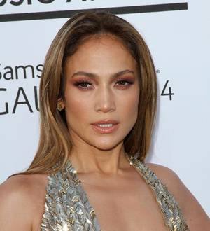 Jennifer Lopez launching cell phone shops for Latinos