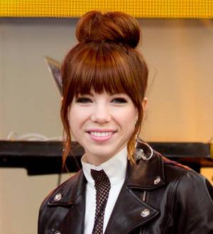 Carly Rae Jepsen picks up trophy at Japan's MTV Video Music Awards