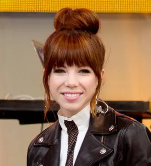 Carly Rae Jepsen picks up trophy at Japan's MTV Video Music Awards