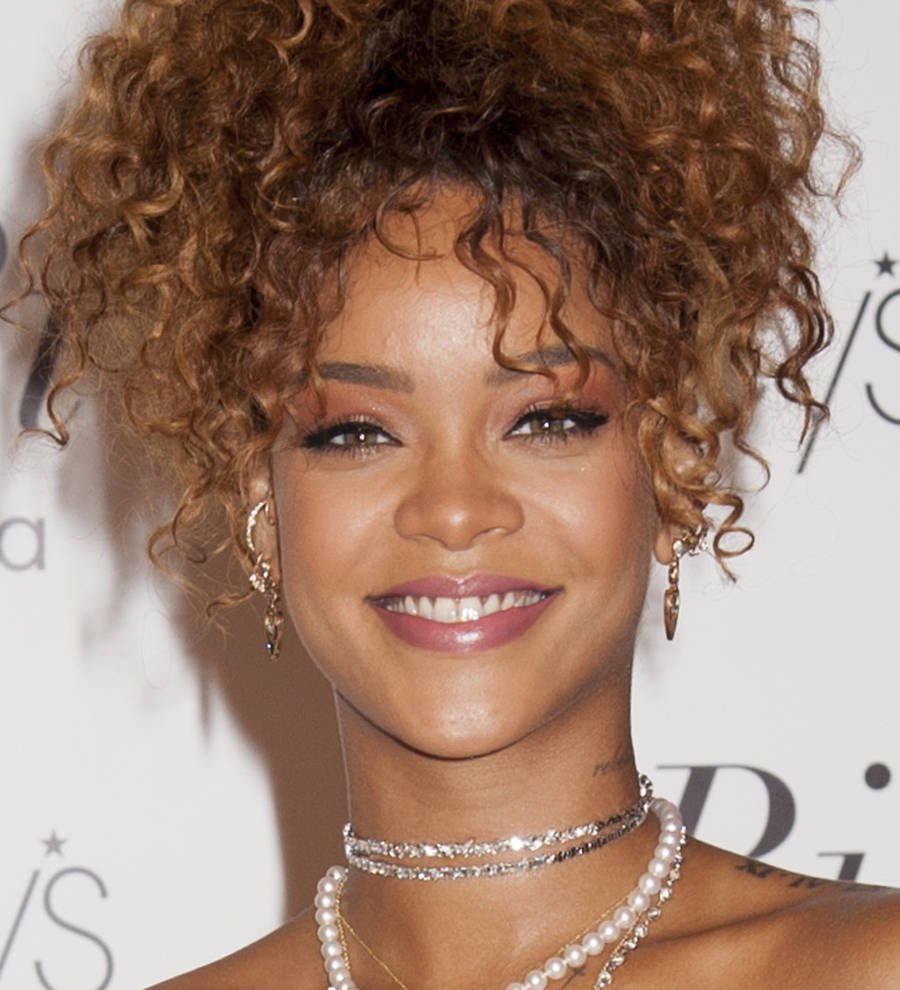 Rihanna signs lucrative tour deal - report
