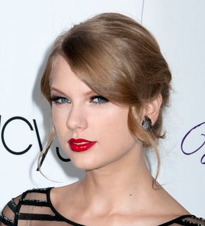Taylor Swift urges peers to 'make words count'