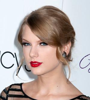 Taylor Swift urges peers to 'make words count'