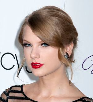 Taylor Swift urges peers to 'make words count'