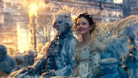 Mackenzie Foy Shines In Trailer For Disney's 'The Nutcracker and the Four Realms'!