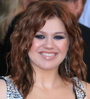Lovestruck Kelly Clarkson struggling to write songs