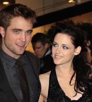Robert Pattinson's mom duped by tabloids