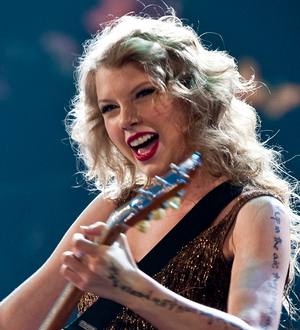 Newly-freed T.I. sings with Taylor Swift