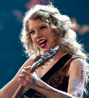 Newly-freed T.I. sings with Taylor Swift