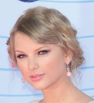 Taylor Swift seen kissing Conor Kennedy