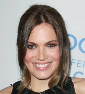Mandy Moore learning to fly