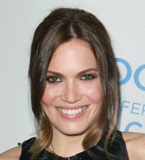 Mandy Moore learning to fly
