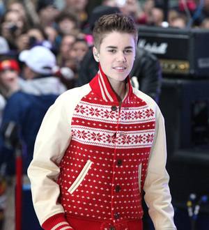 Justin Bieber surprises volunteers at food bank