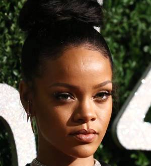 Rihanna threatened with legal action over copied image