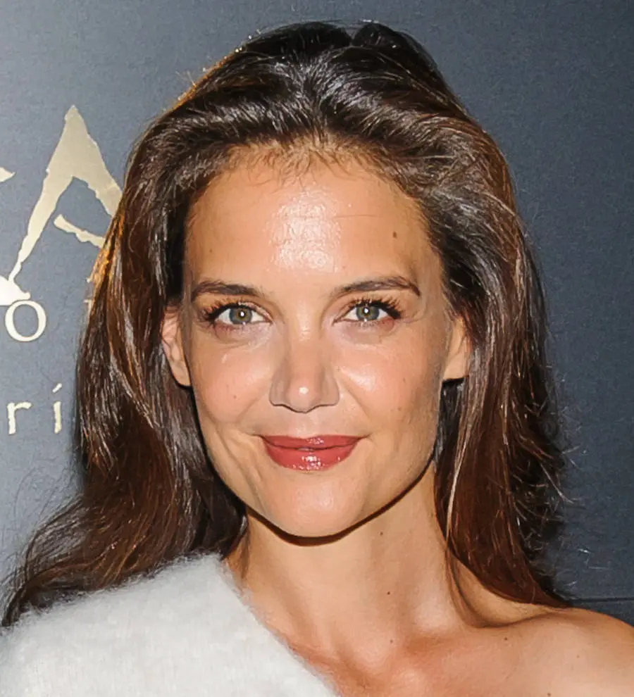 Katie Holmes enjoys low-key Thanksgiving at games arcade