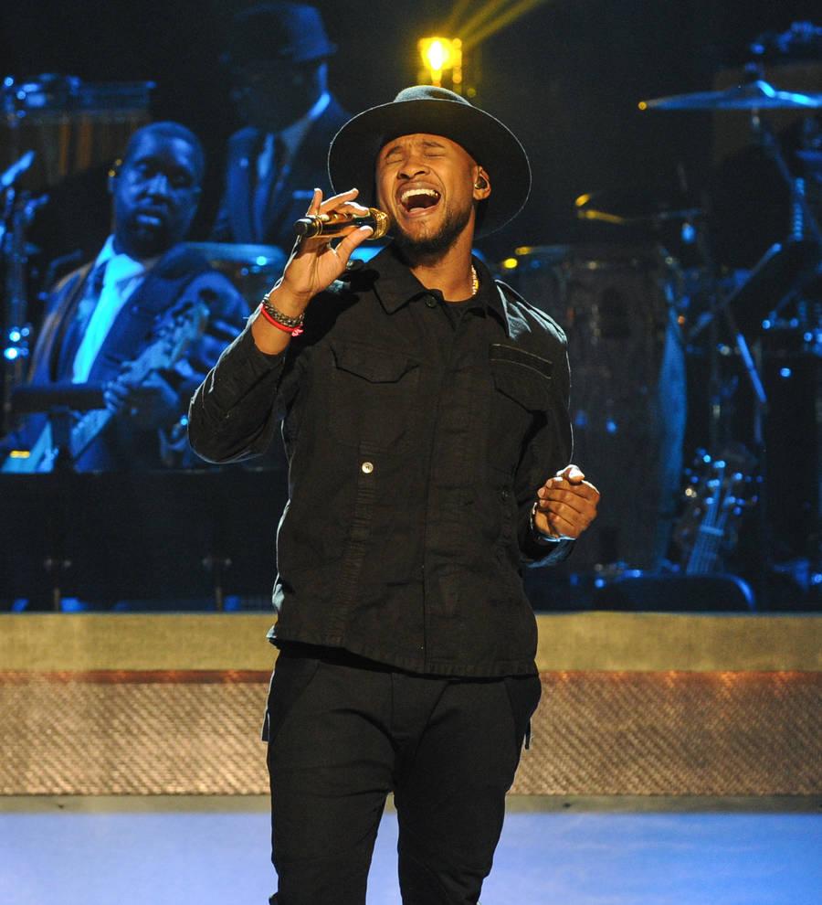 Usher joins Justin Bieber onstage