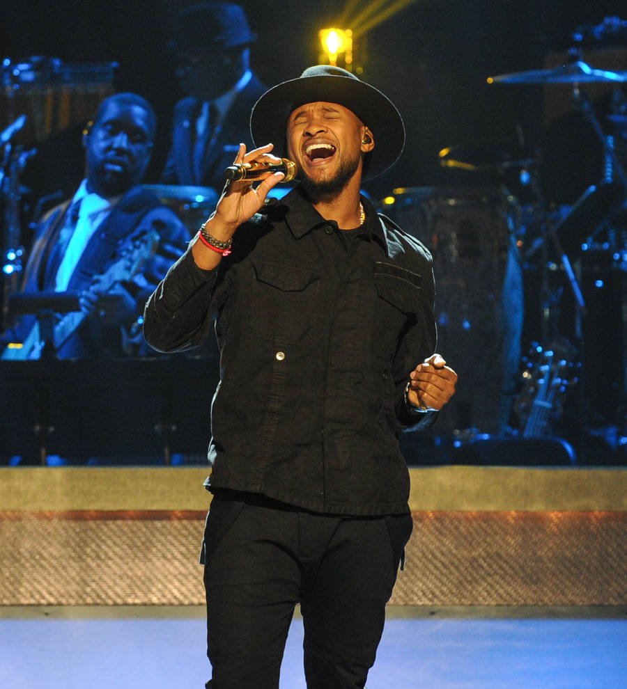 Usher joins Justin Bieber onstage
