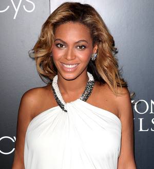 Beyonce designing maternity fashion line