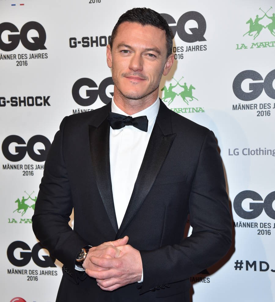 Luke Evans sings Adele songs to his mom over FaceTime